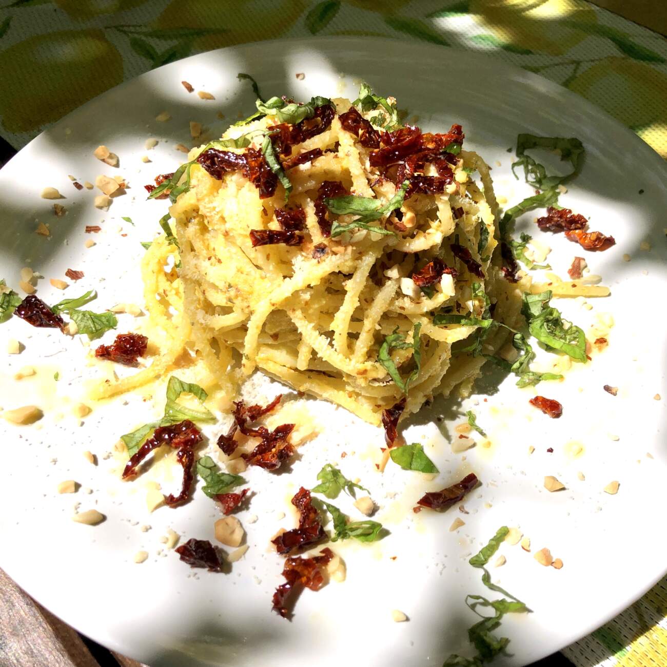 Spaghetti with dry tomatoes and rucola pesto